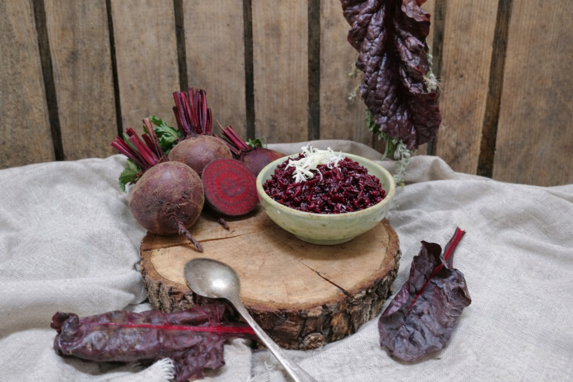 Sveže naribana rdeča pesa s hrenom, jabolki in ribezovim sirupom