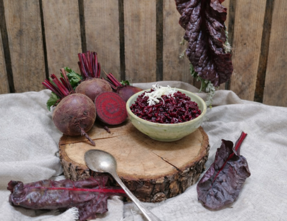 Sveže naribana rdeča pesa s hrenom, jabolki in ribezovim sirupom